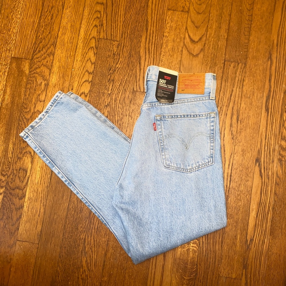 💕SOLD💕 Levi 501 cropped distressed jeans. Size 27x26